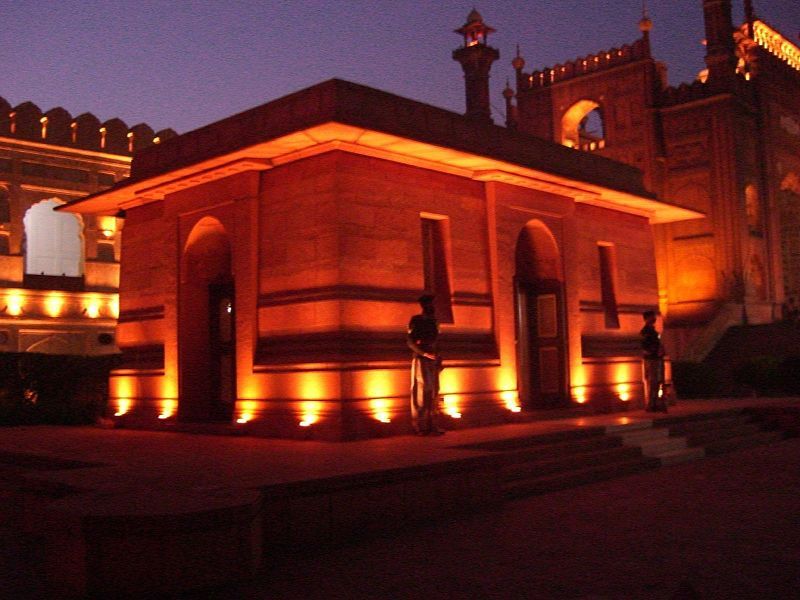 File:AllamaIqbal Tomb Night.jpg