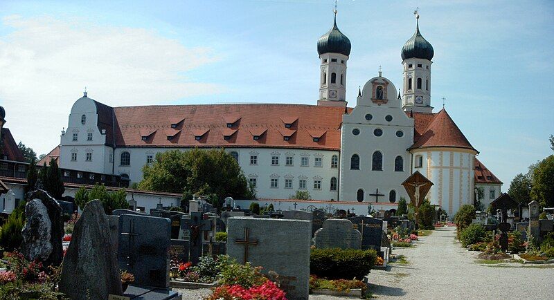 File:Benediktbeuren, Kloster.jpg