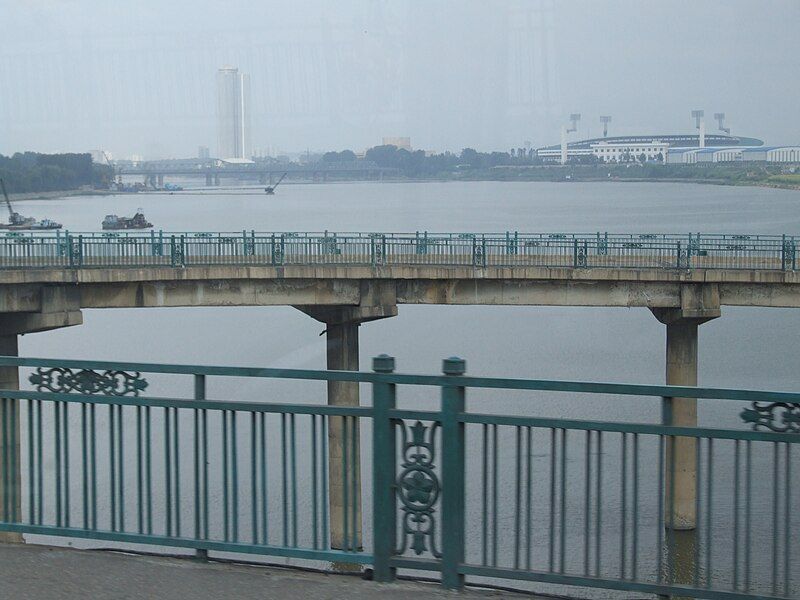 File:Chungsong bridge, Pyongyang.JPG