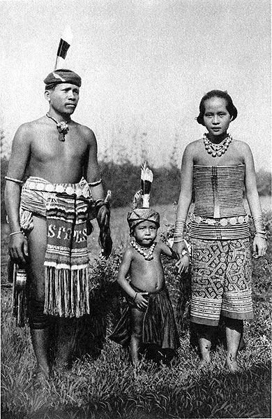 File:Dayak family c1910.jpg