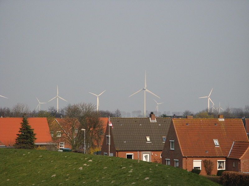 File:Friedrichskoog mit windraeders.jpg