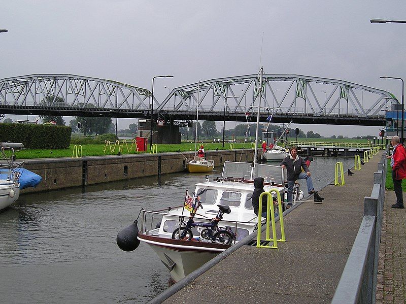 File:Grave canal lock.jpg