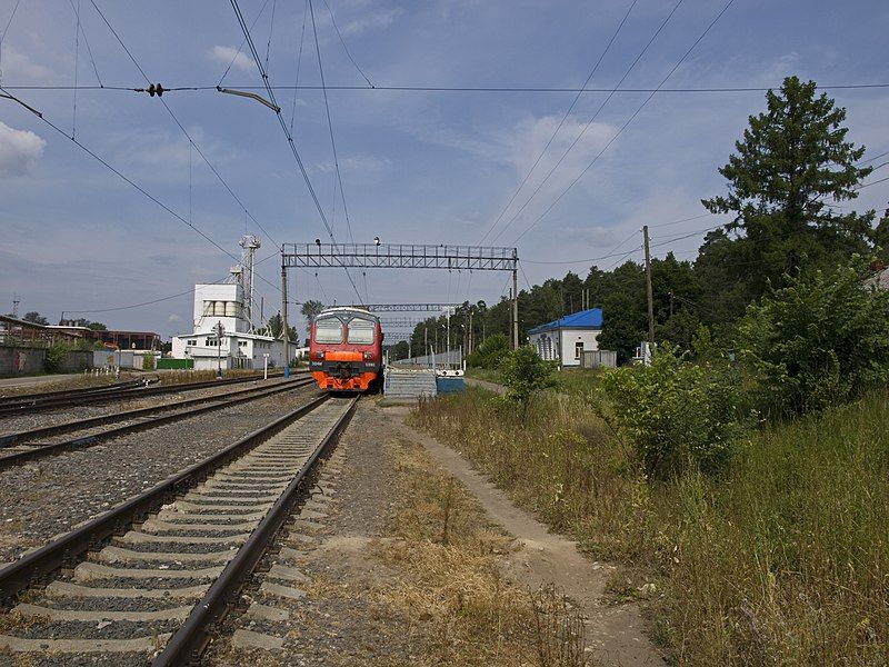 File:Krasnoarmeysk railway station.jpg