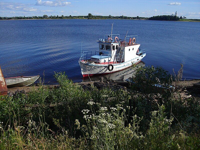 File:Kubena River.JPG