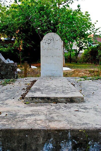 File:Majaz Grave.jpg