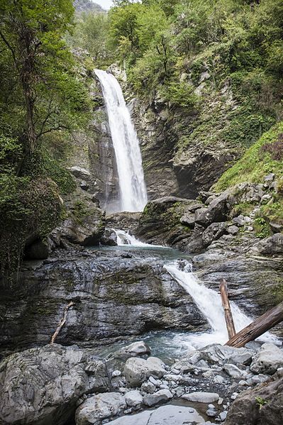 File:Ninoskhevi waterfall 10.jpg