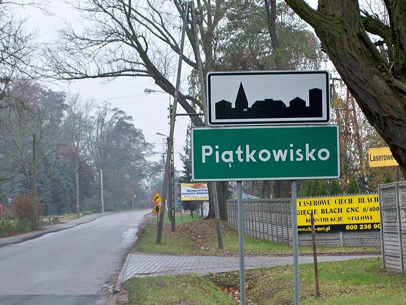 File:Piątkowisko tablica miejscowości.jpg