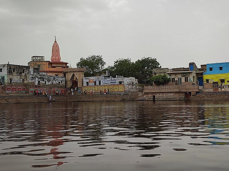 File:Radha Kund 3.jpg