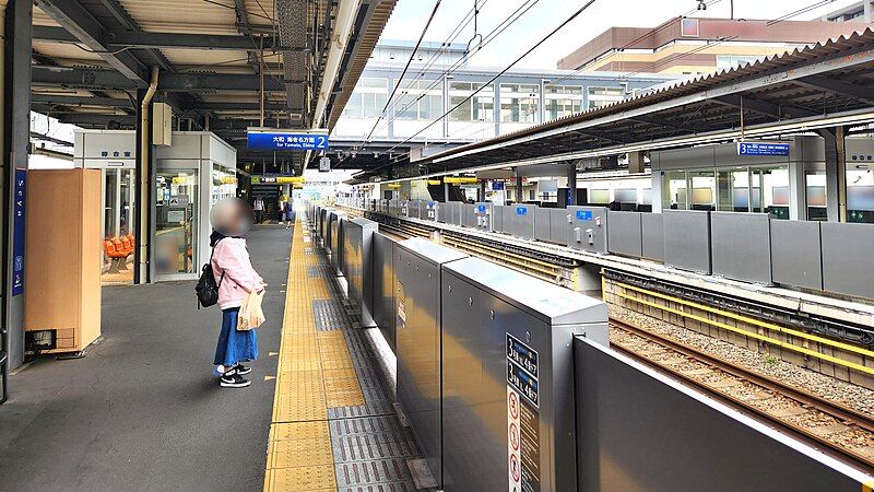 File:Sagami-railway-SO13-Seya-station-platform-1-2-20230402-124902.jpg