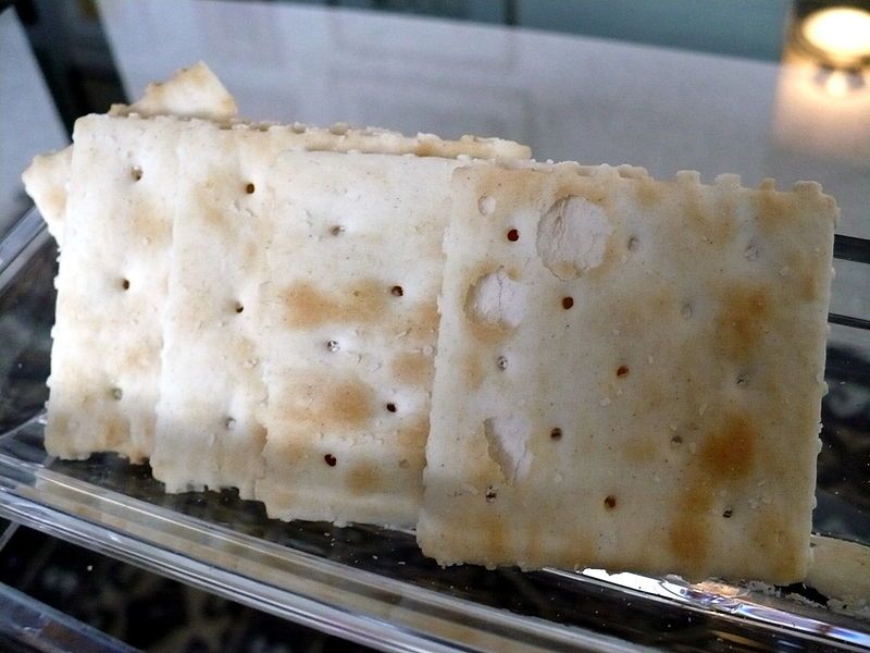 File:Saltine crackers.jpg