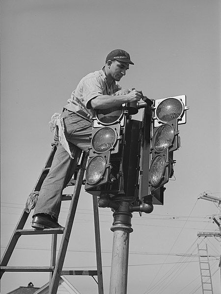 File:TrafficSignalInstallationUS1940.jpg