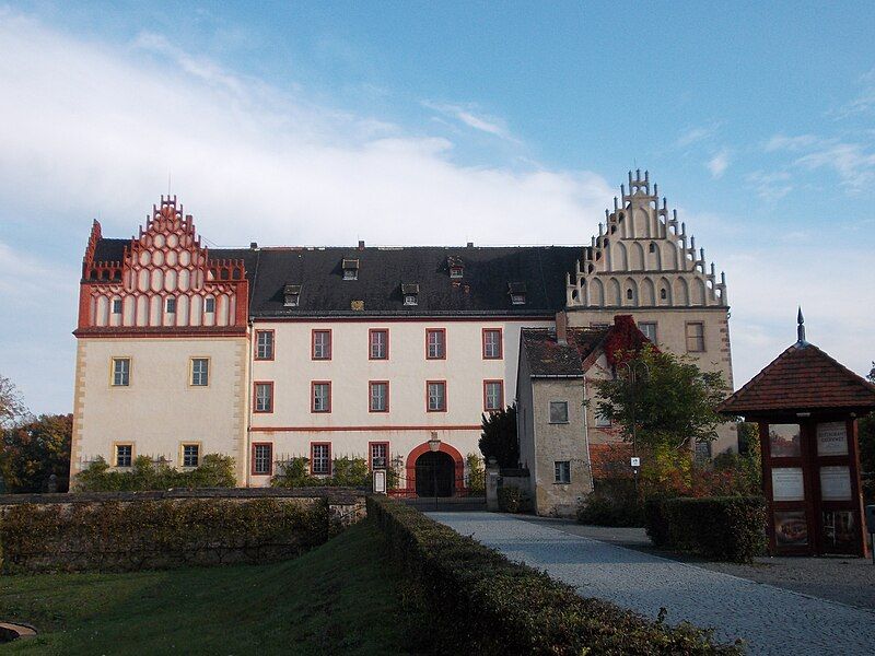 File:TrebsenSchloß1.JPG