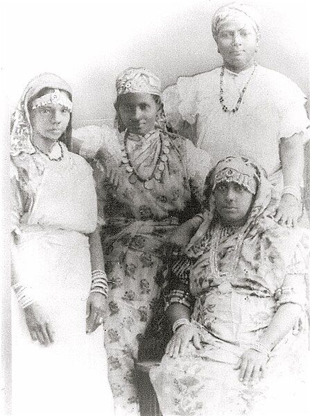 File:Valiama&Family.jpg