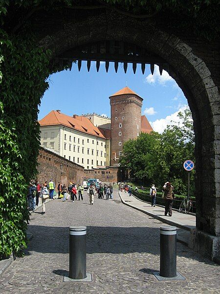 File:Wawel entrance.jpg