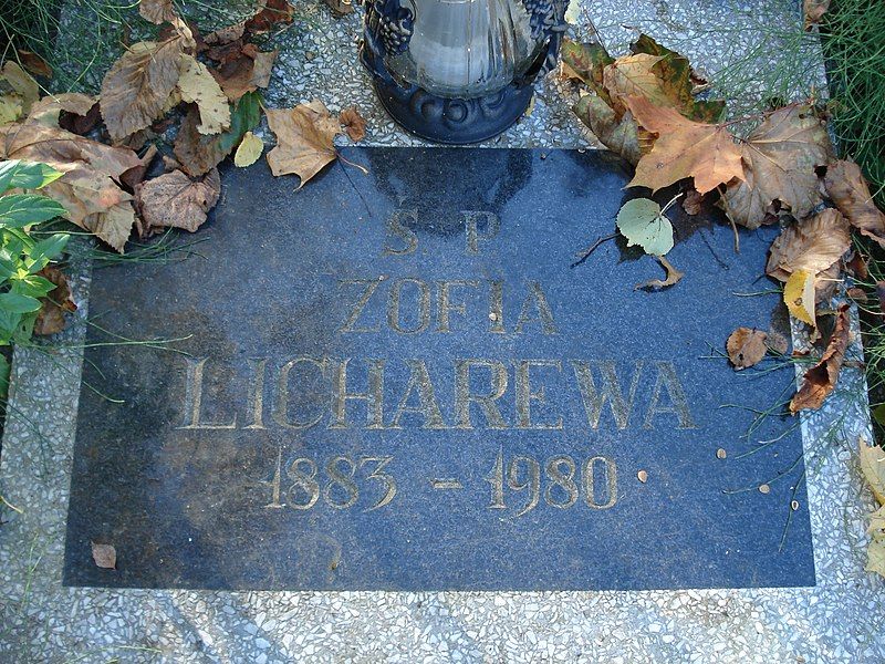 File:Z.Licharewa-grave-B.JPG