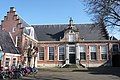 Meeting hall of the Cloveniers, now the Stadsbibliotheek Haarlem, with a commemorative plaque above the door, placed 200 years after the Siege of Haarlem, when many Cloveniers died defending the city.