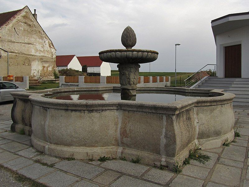 File:Brunnen in Thaya.jpg