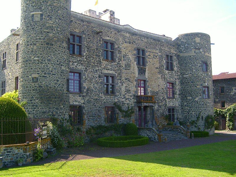 File:Chateau d'Opme Facade.JPG