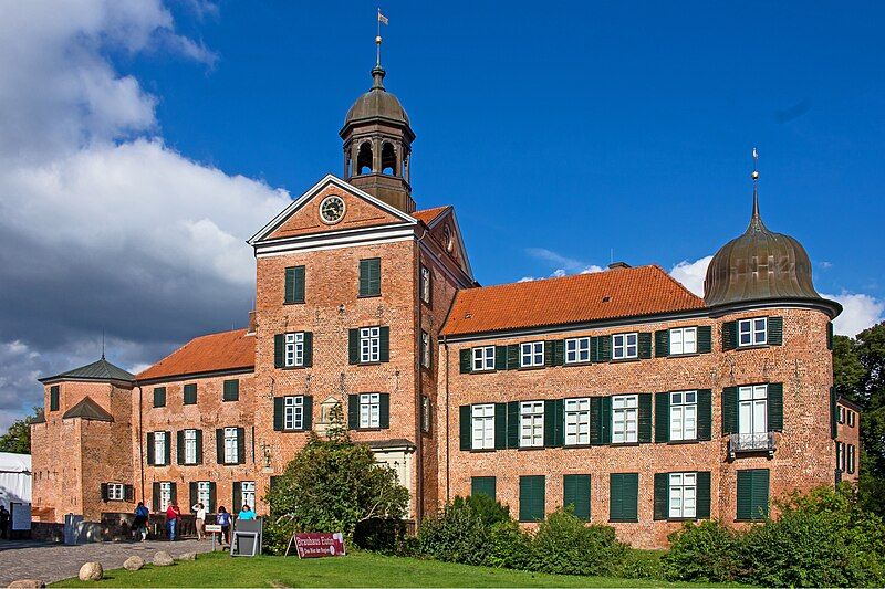 File:Eutin Schloss Eingang.jpg