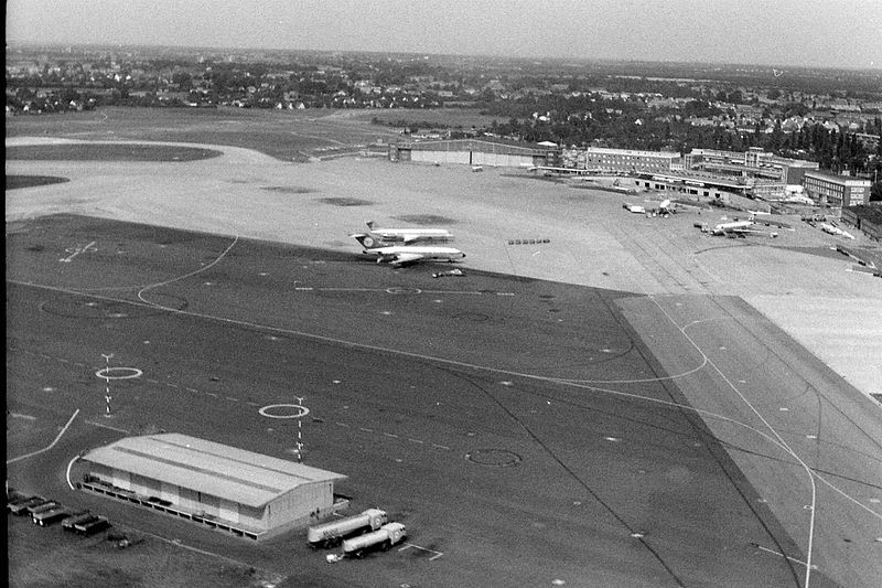 File:Flughafen Hamburg 1968.jpg