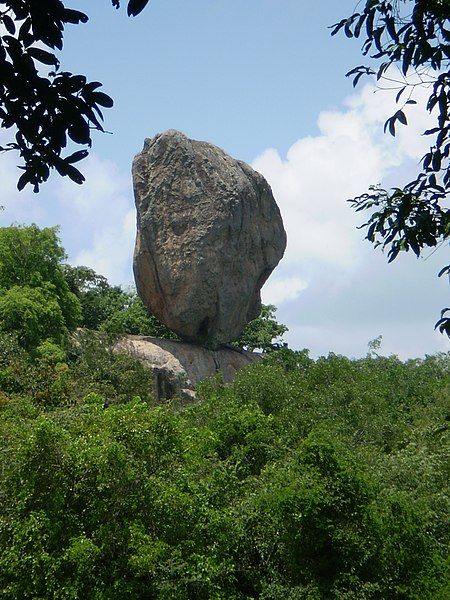 File:Hatthikuchchi rock.jpg