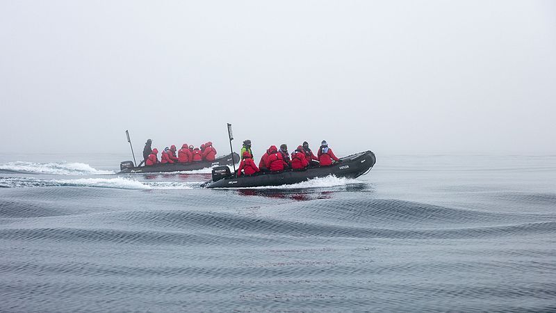 File:NOR-2016-Svalbard-Sjuøyane-Phippsøya-Zodiac 03.jpg