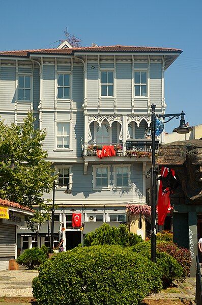 File:OldHouseIstanbul (6).jpg