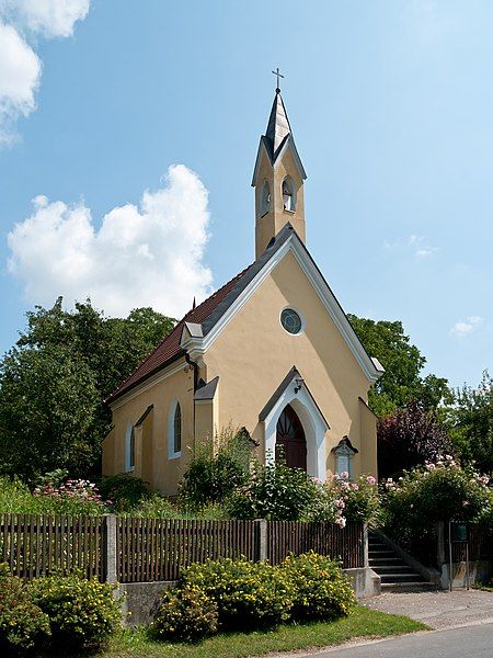 File:Pielach Ortskapelle.jpg