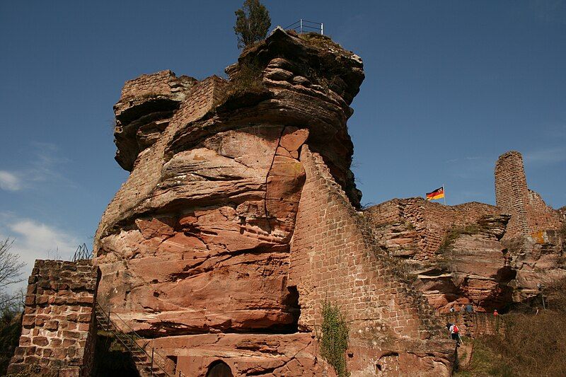 File:Burg Tanstein Suedansicht.jpg