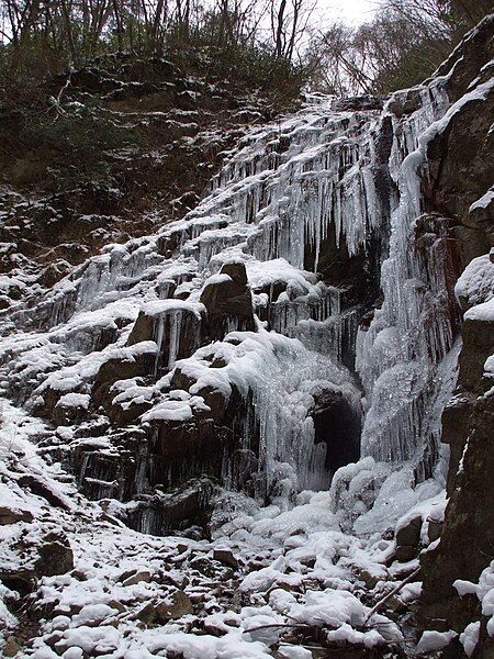 File:FrozenWaterFall1.JPG