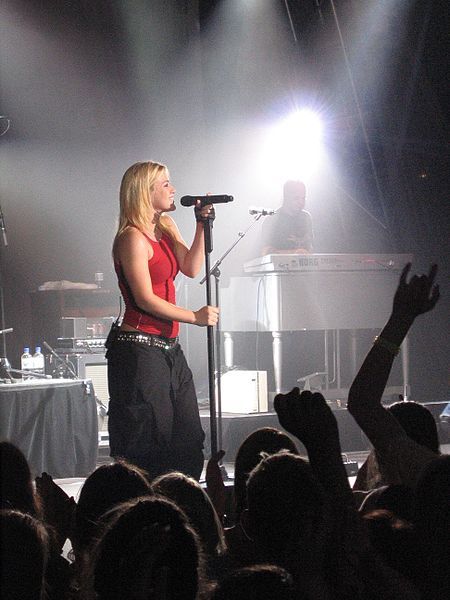 File:Kelly-clarkson-live-in-geelong.JPG