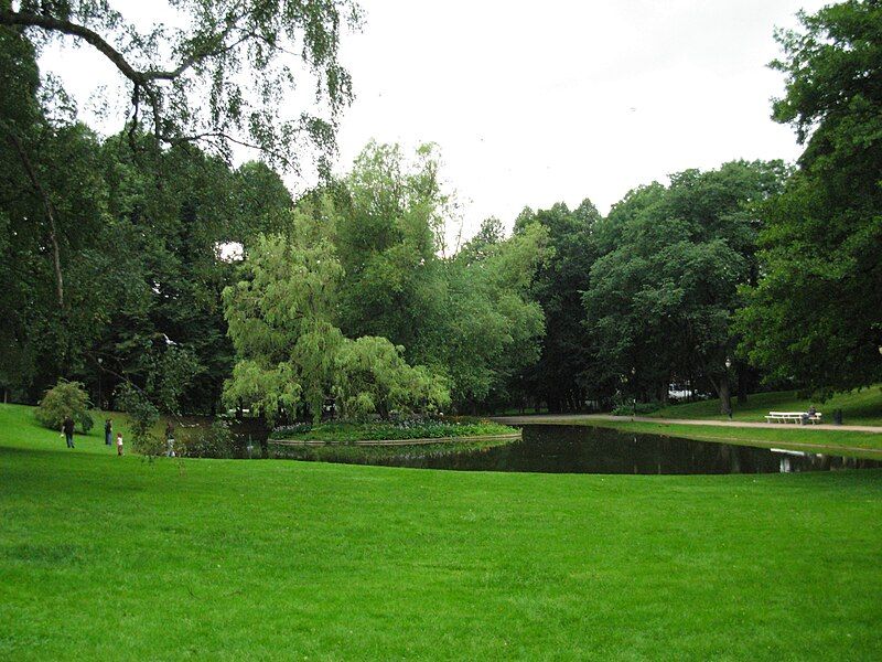 File:Kongespeilet i Slottsparken.JPG