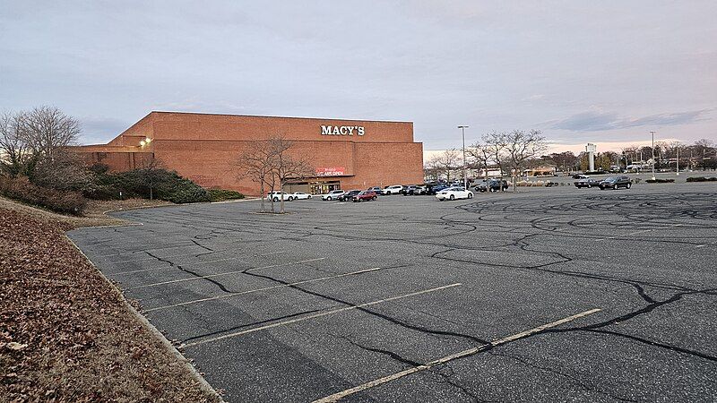 File:Sunrise Mall, Macy's.jpg