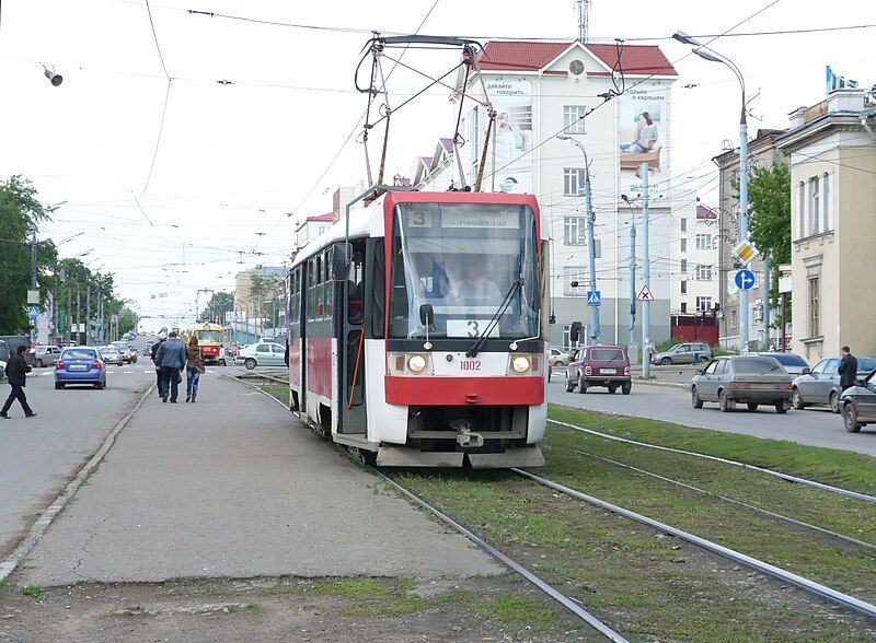 File:Tram 1002 (Izhevsk).jpg