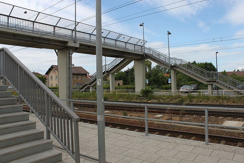 File:Übergang Bahnhof Priestewitz.JPG