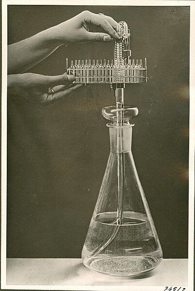 File:Abfüllautomat 1932 SCHOTT.jpg