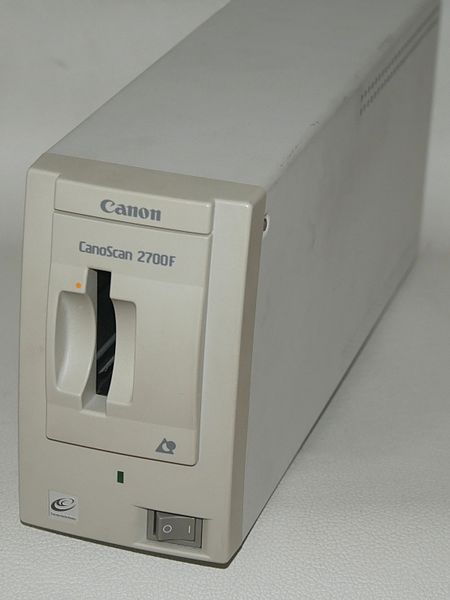 File:Canon canoscan 2700F.jpg