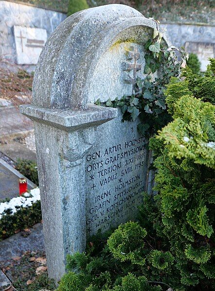 File:GraveBorisAndIreneSmyslowsky-CemeteryVaduz RomanDeckert14012024.jpg