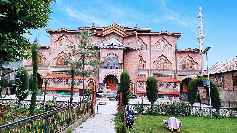 File:Jamia Masjid Beerwah1.jpg