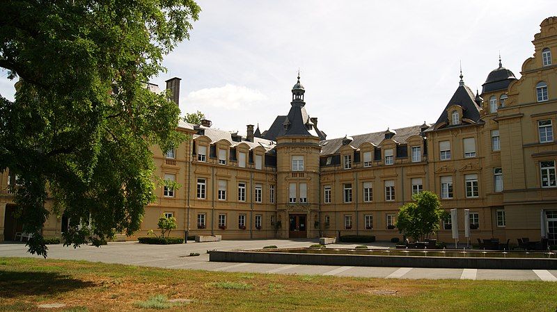 File:Luxembourg-Heisdorf Castle-37ASD.jpg