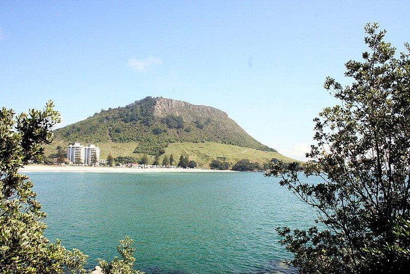 File:Mount Manganui.jpg