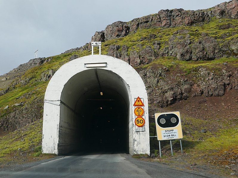 File:OddsskarðgöngTunnel.jpg