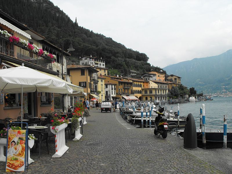 File:Peschiera Maraglio street.jpg