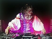 Vinter performing live as Savant