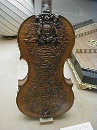 Baroque scrollwork and the royal arms of the Stuarts on the back of a violin, by Ralph Agutter, c.1685, pine and sycamore, Victoria and Albert Museum, London[24]