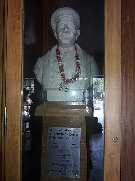 File:Anandshankar Dhruv bust.jpg