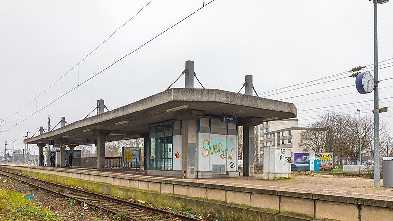 File:Bahnhof Köln-Worringen-6802.jpg