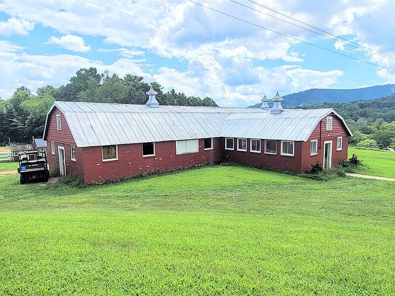 File:Calf Barn.jpg