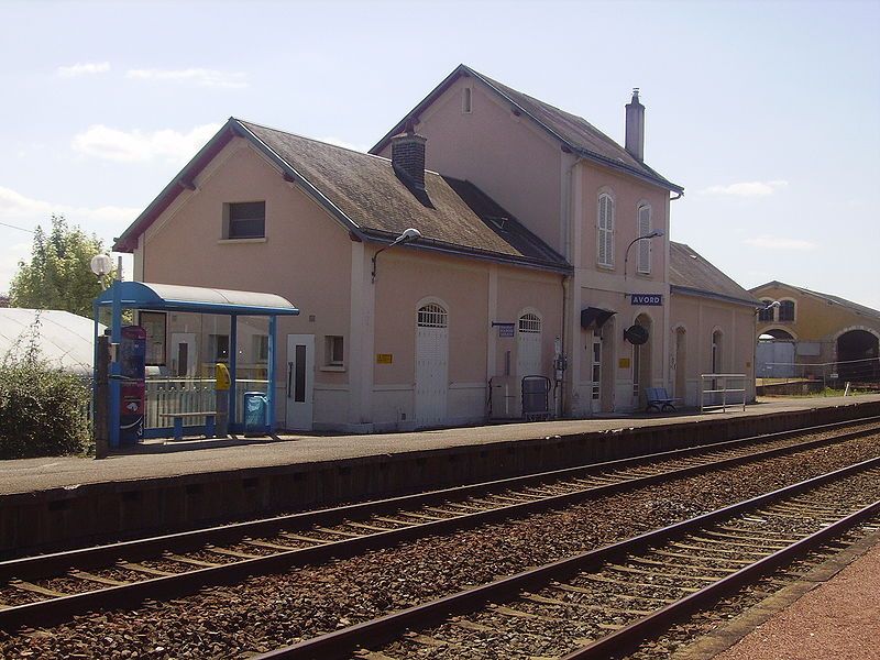 File:Gare d'Avord.JPG