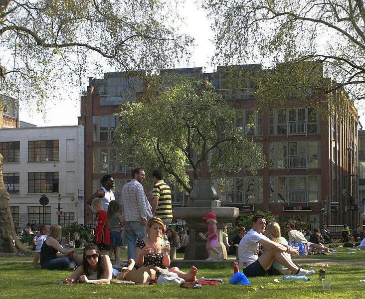 File:Hoxton Square summer.jpg